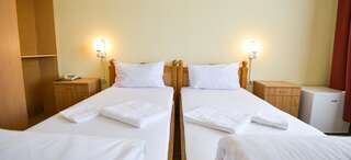 Отель Hotel Decebal Bistrita Бистрица Улучшенный двухместный номер с 2 отдельными кроватями-3
