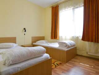 Отель Hotel Decebal Bistrita Бистрица Улучшенный двухместный номер с 2 отдельными кроватями-4
